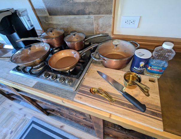 FULL KITCHEN: You have pots and pans in various sizes, a knife and cutting board, salt and oil. Ask your host for additional spices or bring your own!
