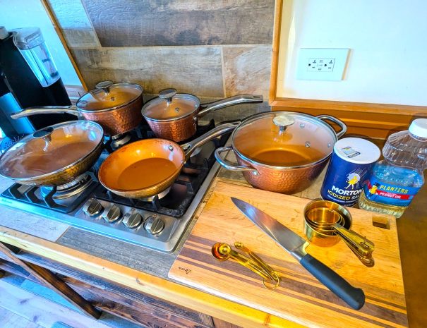 FULL KITCHEN: You have pots and pans in various sizes, a knife and cutting board, salt and oil. Ask your host for additional spices or bring your own!
