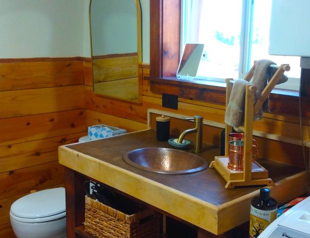 FULL BATHROOM: if you like copper accents, you'll enjoy the vanity sink and backsplash in the spacious bathroom.